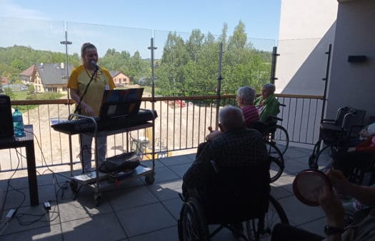 Zpívání na terasách SeniorCentra Humpolec