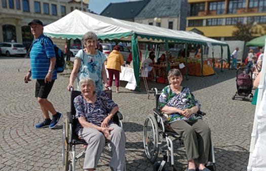 Návštěva farmářských trhů s klienty SeniorCentra Humpolec