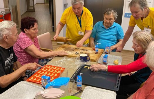 Pečení cukroví s klienty SeniorCentra Humpolec