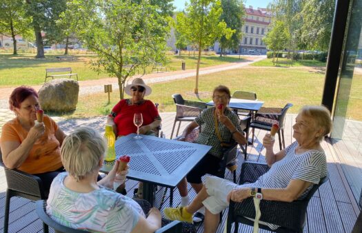 Procházka do parku Stromovka s klienty SeniorCentra Humpolec